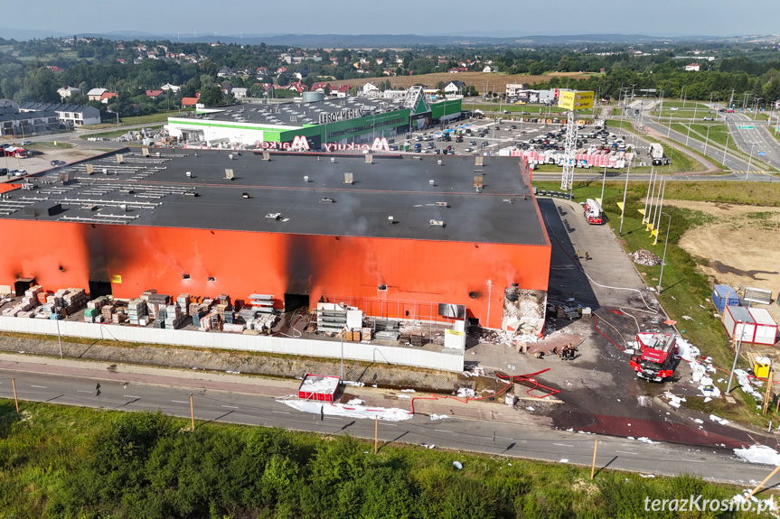 Merkury Market w Krośnie. Akcja dogaszania może potrwać jeszcze kilka godzin [ZDJĘCIA]