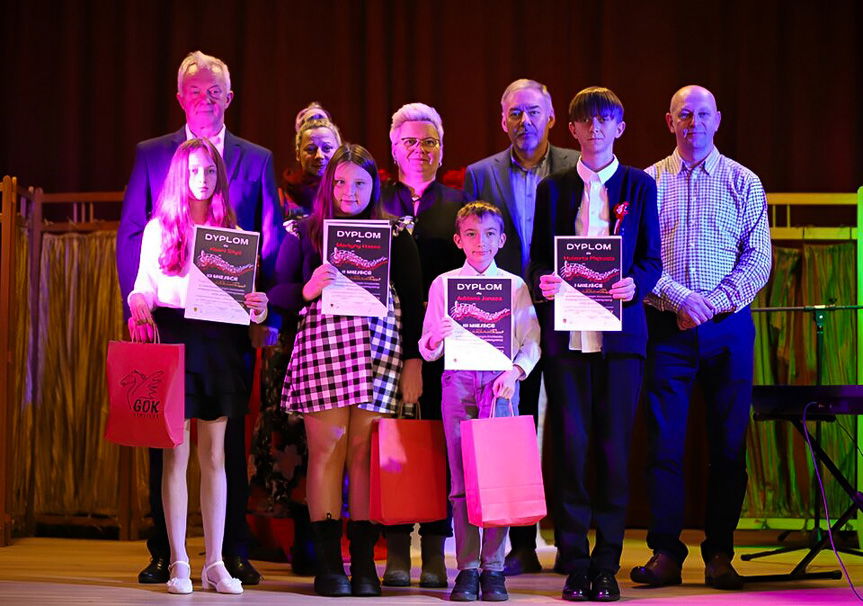 Młodzi artyści zachwycili patriotycznymi pieśniami w Jedliczu