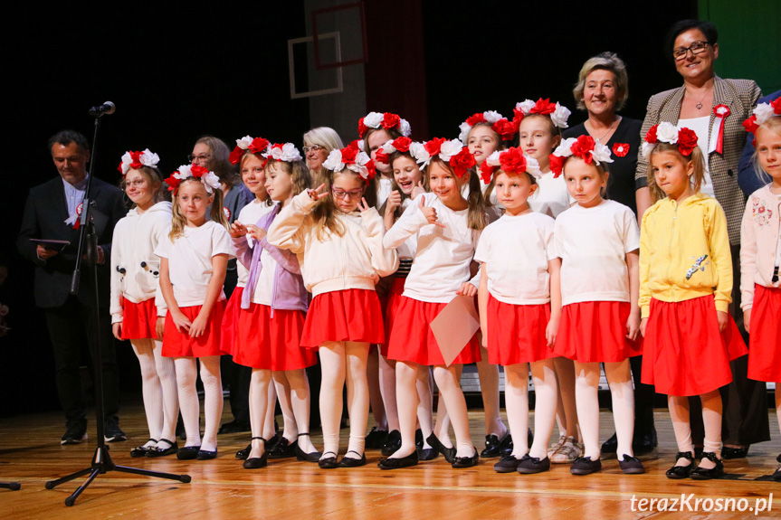 Patriotyzm wśród najmłodszych. Uczniowie recytowali wiersze i śpiewali piosenki [ZDJĘCIA]