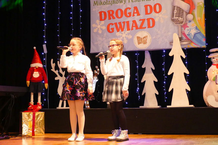 Młode talenty wokalne na Mikołajkowym Festiwalu Piosenki w Chorkówce