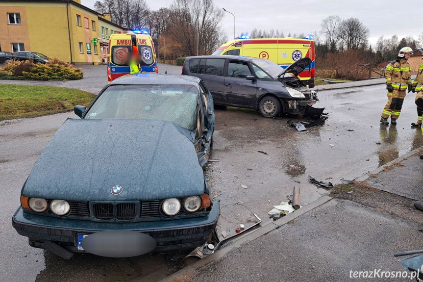 Zderzenie dwóch samochodów w Haczowie