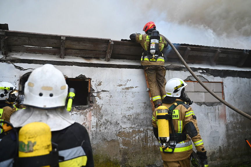 30 zastępów straży walczy z ogniem hali poprodukcyjnej