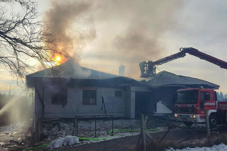 Pożar domu w Połomii. Rodzina straciła dach nad głową