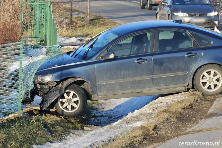Chorkówka. Kierująca uderzyła w ogrodzenie