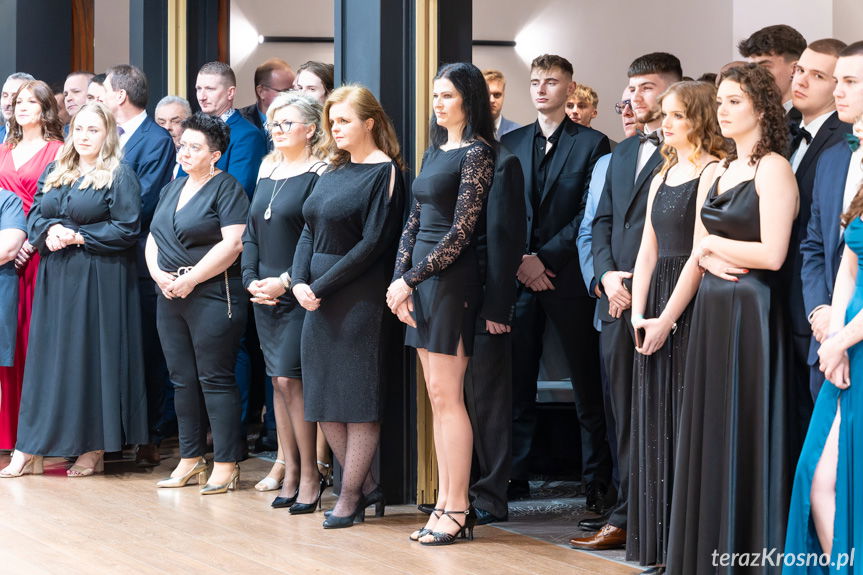 Studniówka maturzystów z "Mechanika". Pierwszy tak ważny bal w ich życiu [ZDJĘCIA]