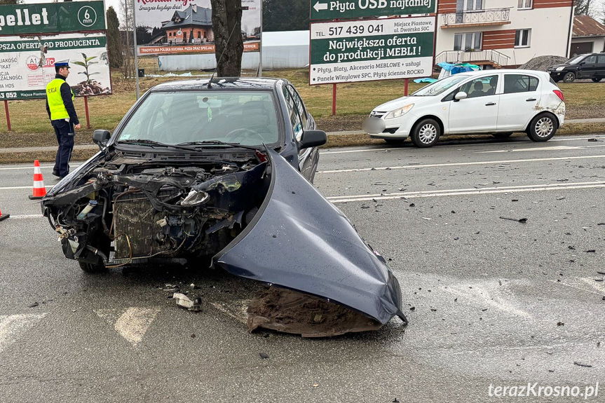 Miejsce Piastowe. Wypadek z udziałem karetki pogotowia