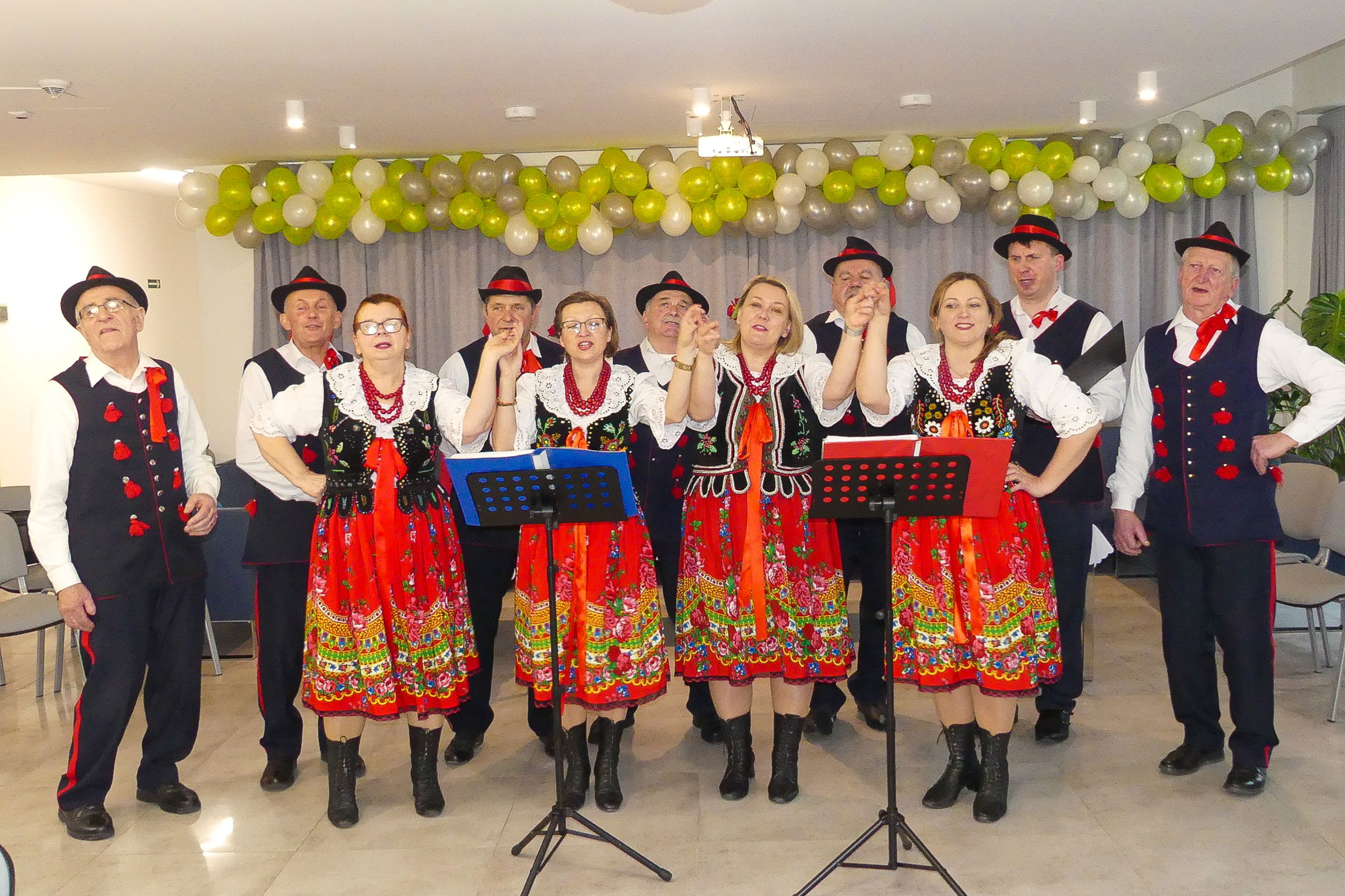 Uśmiech na twarzach seniorów. "Chorkowianie" z muzyczną wizytą w Raniżowie