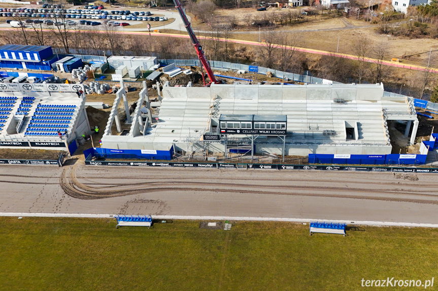 Krośnieński stadion z nową trybuną. Postęp budowy robi wrażenie [ZDJĘCIA]