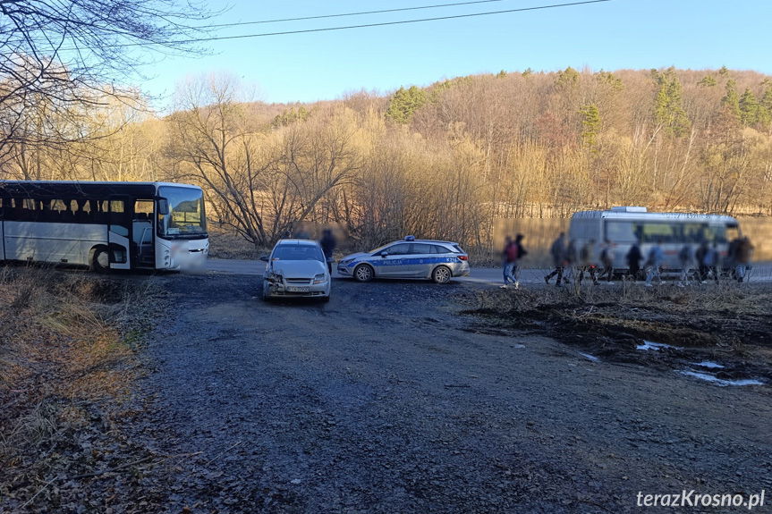 Kolizja autobusu i osobówki w Faliszówce