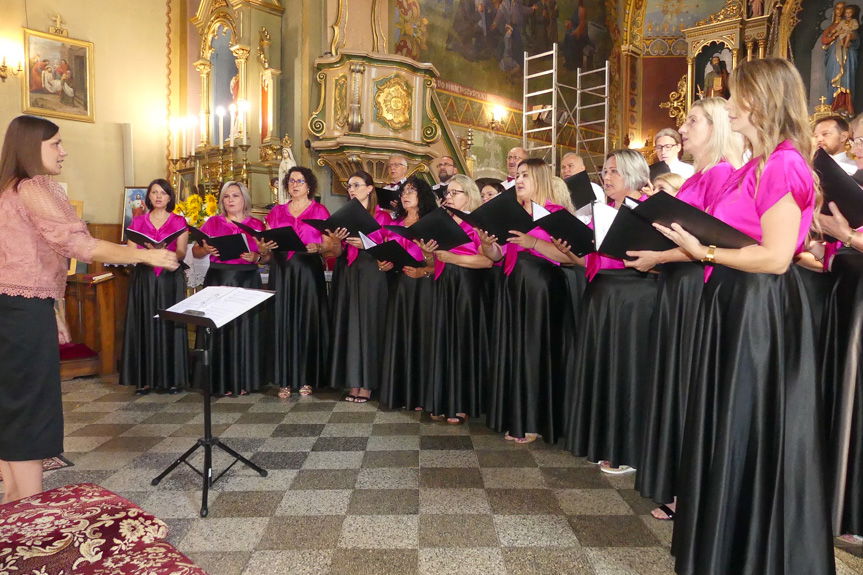 Pieśni maryjne i sakralne zabrzmiały w parafii w Kobylanach