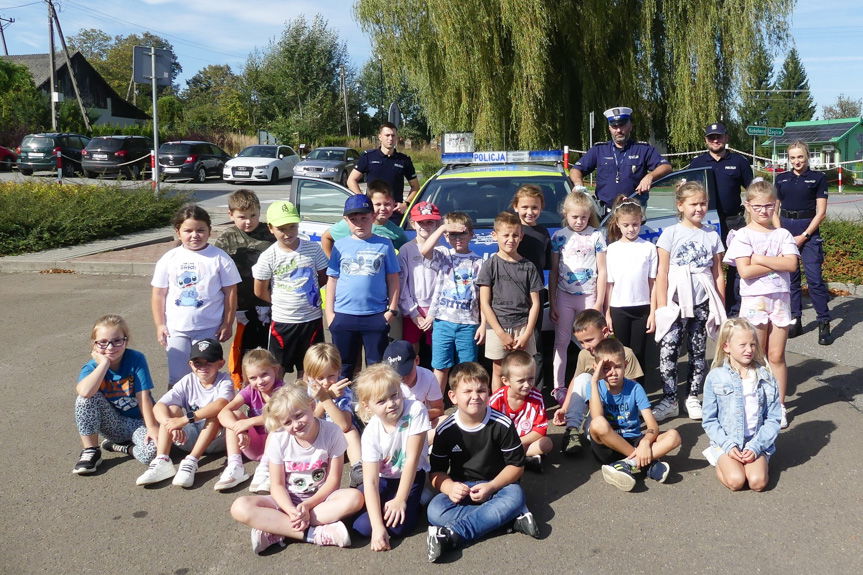 Pierwszoklasiści poznawali zasady bezpieczeństwa na drodze