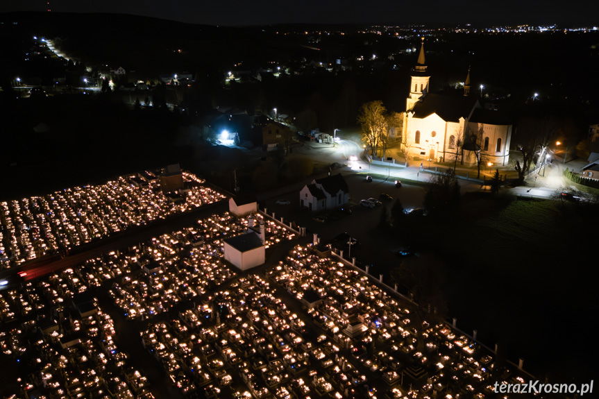 Morze świateł w Zręcinie. Tak wyglądał cmentarz w Dniu Wszystkich Świętych [ZDJĘCIA]