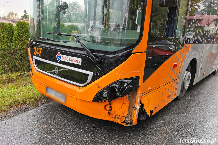 Czołowe zderzenie autobusu i osobówki w Jaszczwi