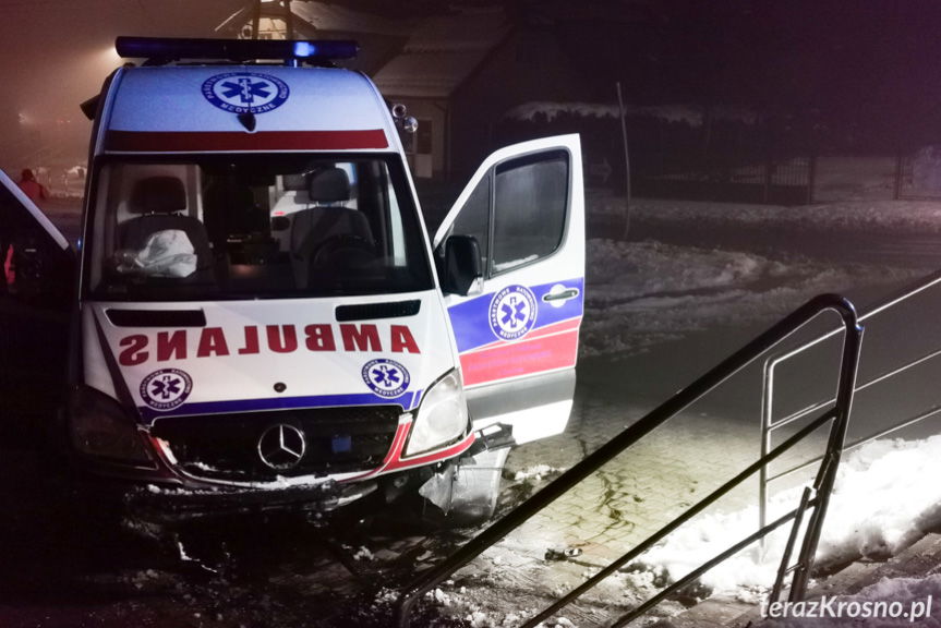 Kolizja karetki pogotowia w Zręcinie