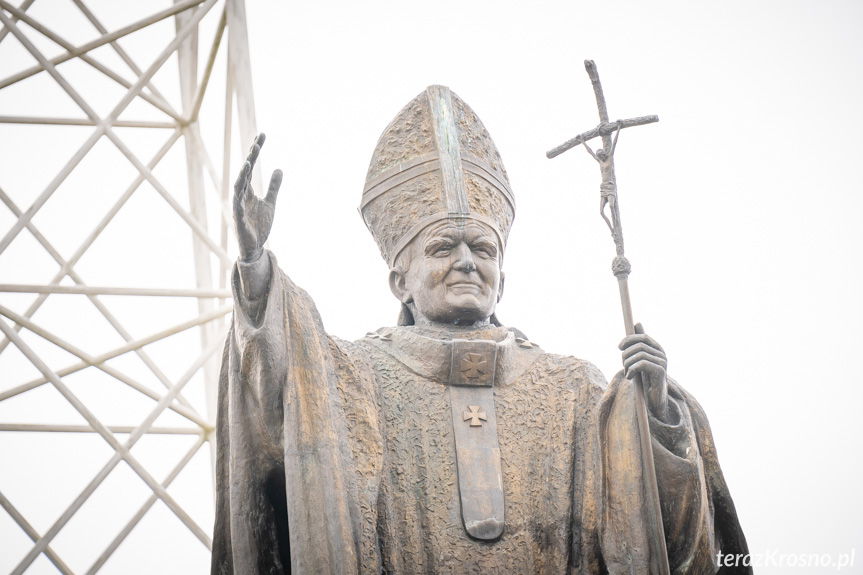 Marsz w obronie Jana Pawła II. Setki osób przeszły ulicami Krosna