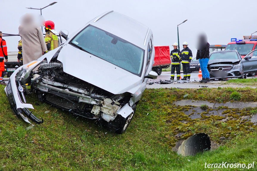 Zderzenie mercedesa i forda na Zręcińskiej