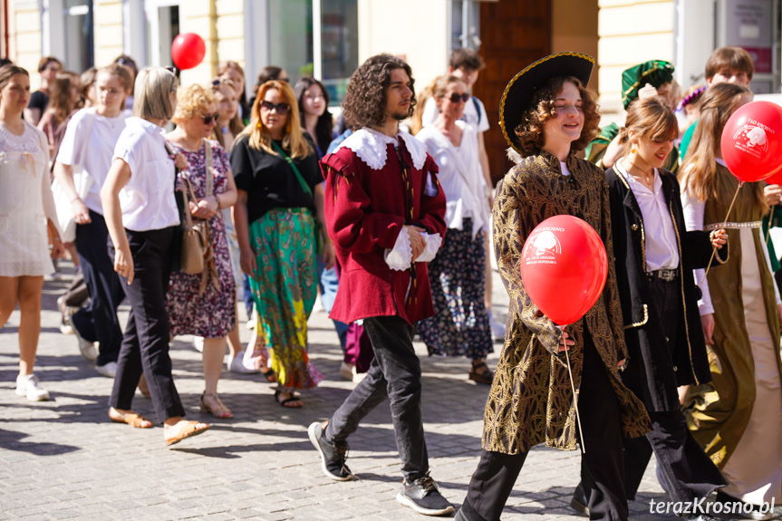 Wiosenny Ogród Nauk i Sztuk w Krośnie. Barwny korowód ulicami miasta