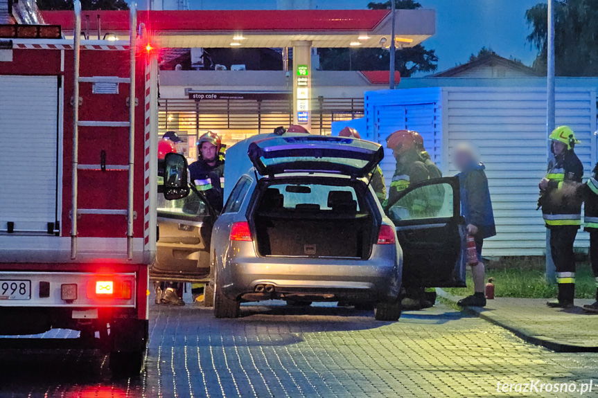 Pożar samochodu na stacji paliw