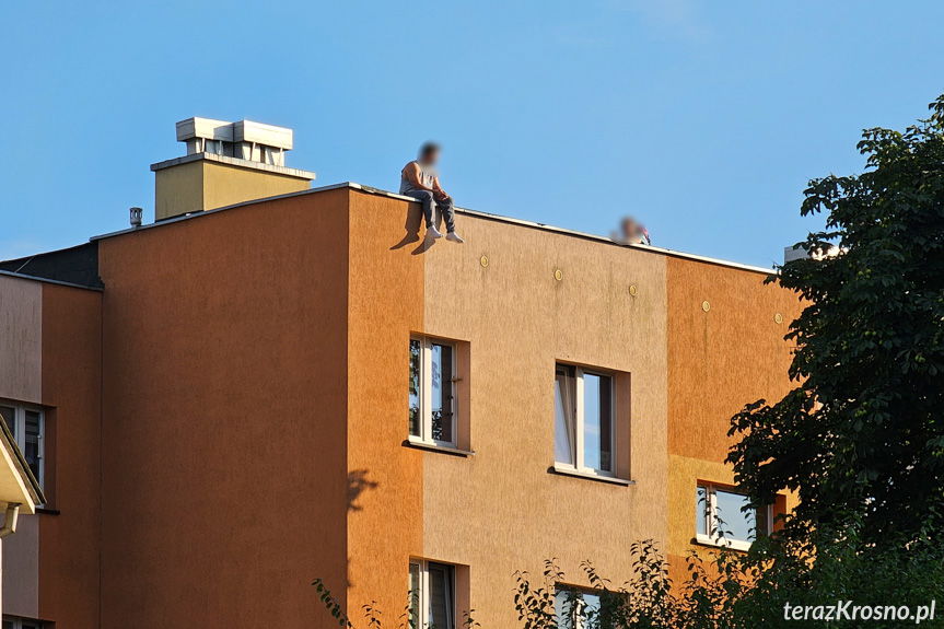 Dramatyczne chwile. Młody mężczyzna grozi, że skoczy z dachu bloku