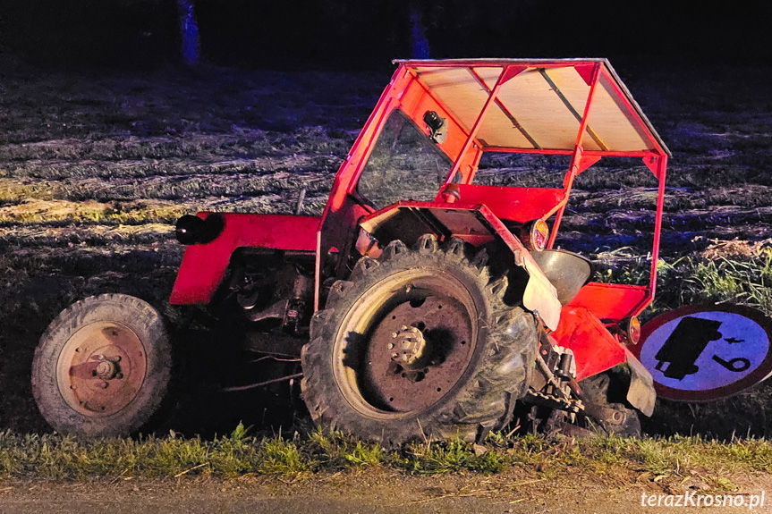 Stracił panowanie nad ciągnikiem i wjechał do rowu. Był pijany