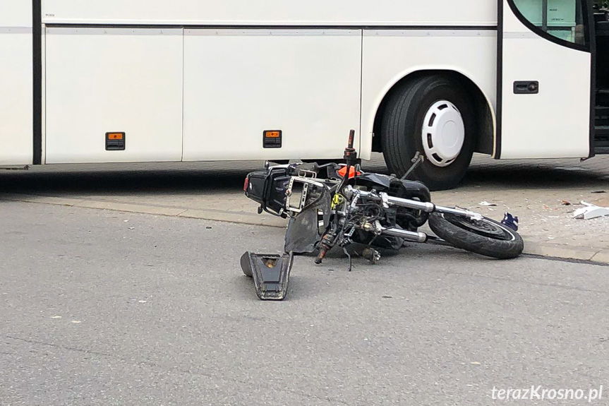 Wypadek w Iwoniczu-Zdroju. Zderzenie motocyklisty z autokarem