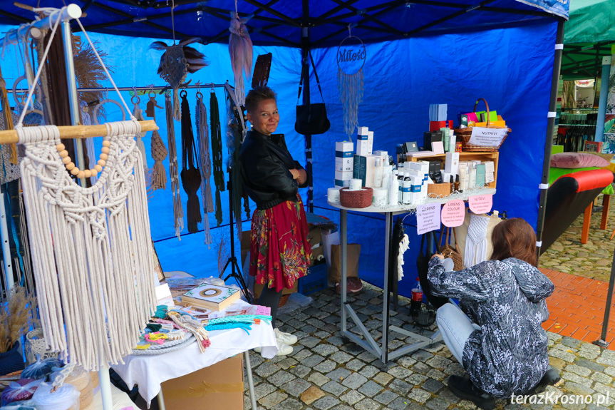 Jarmark rzemieślniczy w deszczu