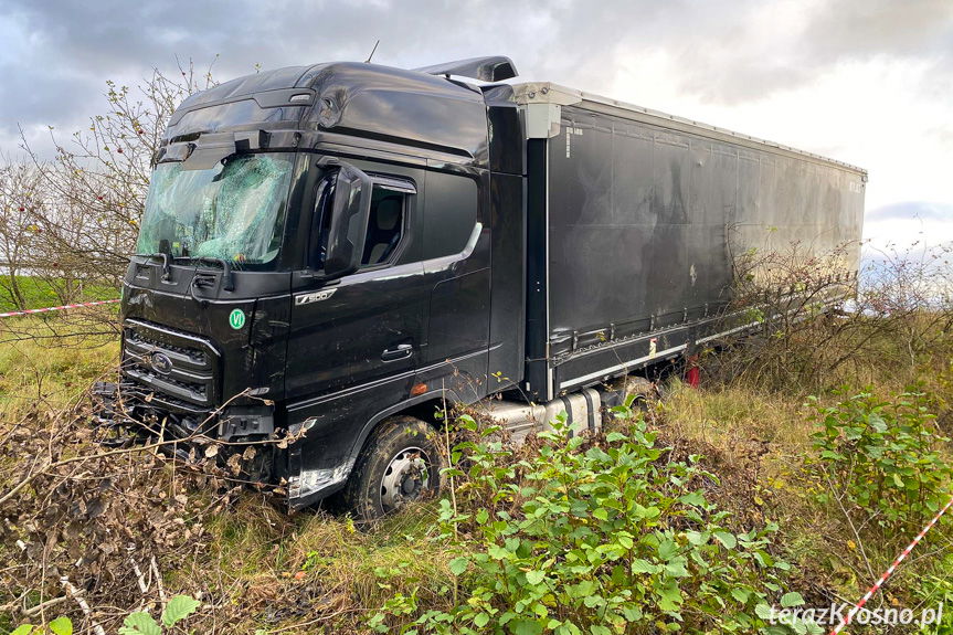 Tir wypadł z drogi w Jasienicy Rosielnej