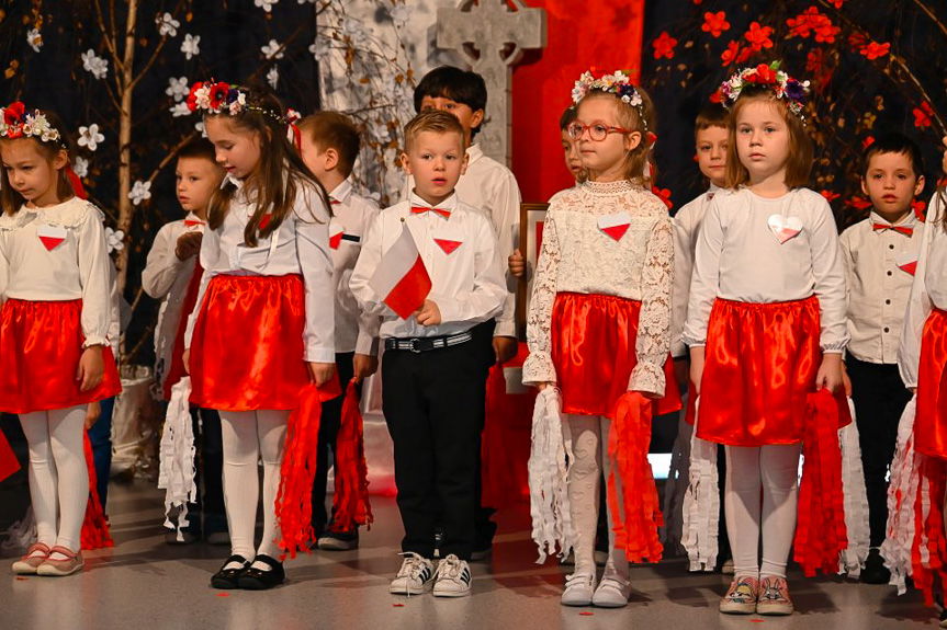 Szkolne obchody Święta Niepodległości w Miejscu Piastowym