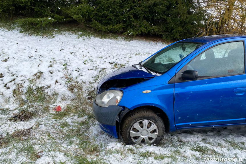 Chciała uniknąć zderzenia. Wjechała do rowu