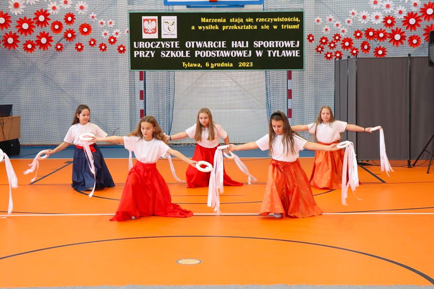 Nowe możliwości dla uczniów. Hala sportowa w Tylawie otwarta