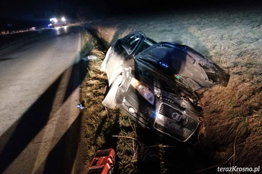 Jabłonica Polska. Audi w rowie, kierowca w szpitalu